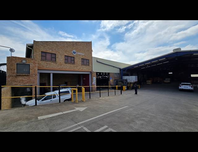 1,678M² WAREHOUSE TO LET IN SPARTAN